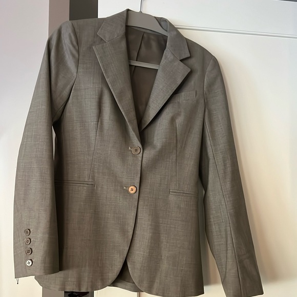 Theory wool blazer: 2-button structured shoulders/darted front/refined fit. - Picture 1 of 9